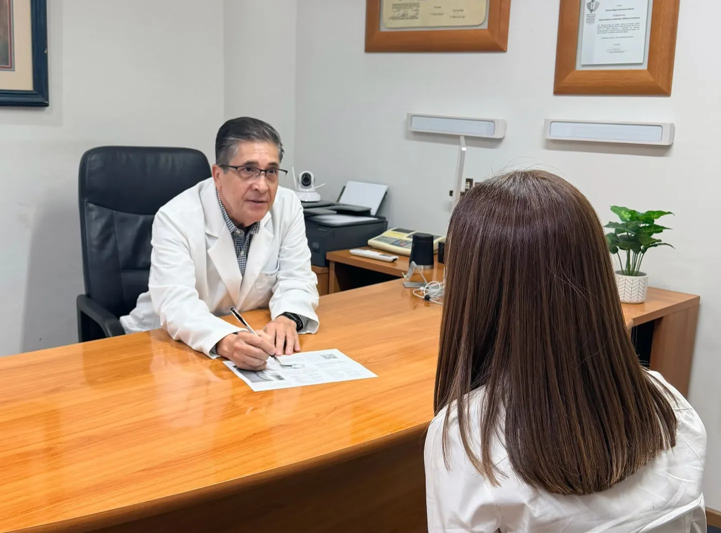 Dr. Álvaro Santoscoy en consulta